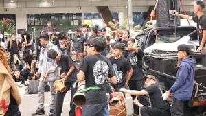 Sebuah pagelaran seni dog-dog di tengah sebuah aksi. (Foto: Dokumen pribadi)
