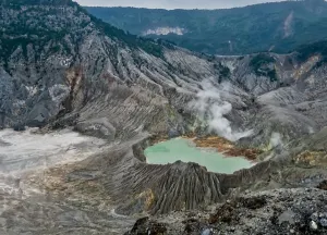 Gunung Alit lahir di dalam Kawah Ratu pascaletusan Juli–Agustus 2019. (Sumber: T Bachtiar)