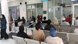 Mahasiswa PKPA Universitas Muhammadiyah Bandung sedang melaksanakan Penyuluhan di Puskesmas Cibiru. Kamis (23/6/2026). (Sumber: Dokumentasi Penulis | Foto: Indri Wahyuni A)