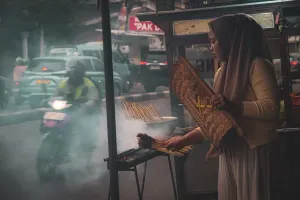 Pedagang sate. (Sumber: Pexels | Foto: nourrie zein)