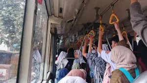 Antusiasme Pengguna DAMRI tidak sebanding dengan armada dan waktu yang disediakan. (Sumber: Dokumentasi Penulis | Foto: Dias Ashari)