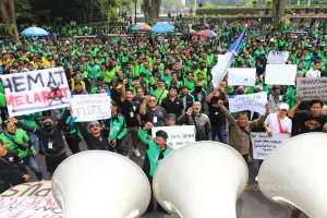 Ribuan pengemudi ojek dan taksi online melakukan unjukrasa di depan Gedung Sate, Jalan Diponegoro, Kota Bandung, Senin 25 Juni 2025. (Sumber: Ayobandung.com | Foto: Irfan Al-Faritsi)