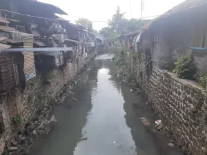 Salah satu aliran sungai di Kota Bandung yang tidak punya sempadan dan ekosistemnya rusak akibat pencemaran berat. (Sumber: dokpri | Foto: Totok Siswantara)