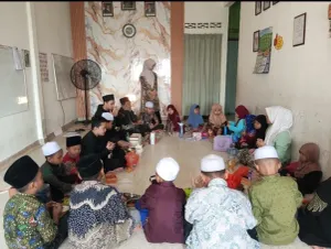 Makan bersama setelah kegiatan perayaan Hari Kartini. (Foto: Dokumen Penulis)