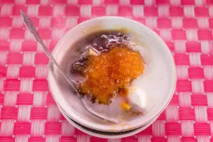 Es Ampiang Dadiah, dibeli di Pasar Ateh, Bukittinggi. (Sumber: Wikimedia Commons)