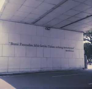 Sudut fotogenik Jalan Asia Afrika di Kota Bandung yang menampilkan sebuah kutipan dari M.A.W. Brouwer sebagai ungkapan rasa cintanya kepada tanah Pasundan. (Sumber: Dok. Pribadi | Foto: Kaneza Bani Aththoriah Hawami)