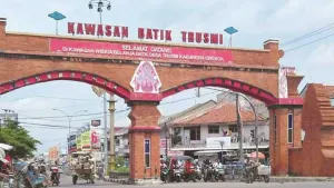 Tugu ikonik "Selamat Datang Di Kawasan Batik Trusmi". (Sumber: cirebonkab.go.id)