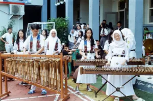 Kegiatan siswa memainkan Arumba sebagai bentuj pelestarian seni musik tradisional Sunda di lingkungan sekolah (Sumber: dokumentasi pribadi)