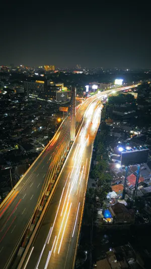 Foto pemandangan Jembatan Pasopati pada malam hari (Sumber: pexels.com)