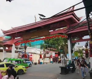 Lawang Suryakencana yang ikonik dengan arsitektur khas Tionghoa (Sumber: dokumentasi pribadi | Foto: Aliyah Nailatur Rahmah)