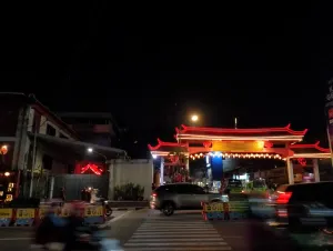 Potret Suryakencana pada malam hari. (Sumber: Dokumentasi Pribadi)