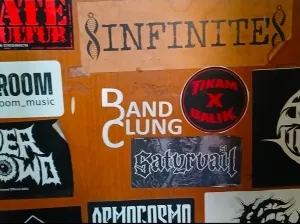 Stiker band emo masa kini oleh anak-anak muda ditempel di pintu Duff Music Studio Bandung (Sumber: Dokumen Pribadi | Foto: Hasya Ripela Melodia)