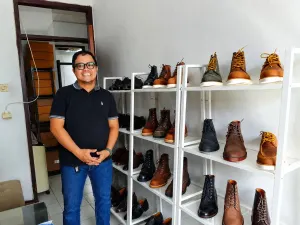 Mochamad Indra Yusuf Wahyudin, pemilik produsen sepatu kulit Koku Footwear di Taman Cibaduyut Endah, Kecamatan Dayeuhkolot, Kabupaten Bandung, (26/5/2026). (Sumber: Ayobandung.id | Foto: Aris Abdulsalam)