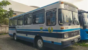 Armada DAMRI generasi lama yang terparkir di Depo DAMRI Gedebage (Sumber: Wikimedia Commons | Foto: Naufal Farras)