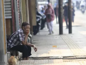 Warga beraktivitas di trotoar kawasan Jalan Ahmad Yani, Cicadas, Kota Bandung, Kamis 4 Juni 2026. (Sumber: Ayobandung.com | Foto: Irfan Al-Faritsi)
