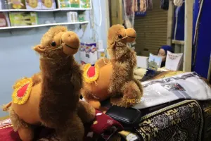 Oleh-oleh haji dan umrah di salah satu toko kawasan Pasar Baru Trade Center, Jalan Otto Iskandar Dinata, Kota Bandung, Jumat 29 Mei 2026 (Sumber: Ayobandung.com | Foto: Irfan Al-Faritsi)