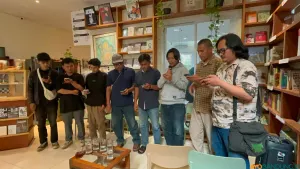 Perwakilan warga lerenng Gunung Ciremai, Gede Pangrango, Tampomas, dan Halimun saat membacakan petisi untuk Gubernur Jawa Barat. (Sumber: ayobandung.id | Foto: Ilham Maulana)