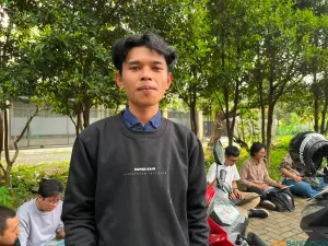 Dani Setiawan, petani sayur di kaki Gunung Gede Pangrango, menyuarakan kekhawatirannya terhadap proyek geotermal yang dinilai dapat mengancam sumber air, lahan pertanian, dan ruang hidup warga. (Sumber: ayobandung.id | Foto: Ilham Maulana)