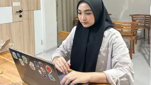 Ilustrasi penulis sedang membedah narasi iklan. (Dokumentasi pribadi)