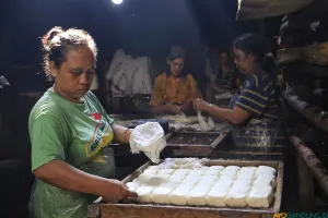 Kenaikan harga kedelai impor membuat keuntungan perajin tahu dan tempe terus menyusut. (Sumber: ayobandung.id | Foto: Irfan Al Faritsi)
