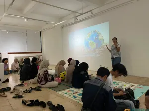 Diskusi film Menolak Punah di Tjap Sahabat Bandung mengajak peserta melihat kembali hubungan antara isi lemari dan krisis lingkungan. (Sumber: ayobandung.id | Foto: Ilham Maulana)