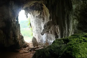 Sebuah gua alami yang menyimpan situs purbakala, Gua Pawon. (Sumber: Wikimedia Commons | Foto: Nuryahya64)