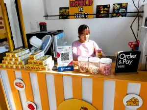 Pegawai sedang menyiapkan pesanan konsumen kedai KebabFactory.id di Jalan Kihiur 4, Cihapit, Kota Bandung. (Sumber: Ayobandung.id | Foto: Aris Abdulsalam)