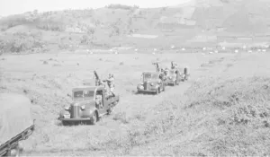 Kampung Lapang, Cikole, Lembang, pada saat pendudukan Jepang. Dapat terlihat Gunung Putri di belakang sebagai latar. (Sumber: wereledculturn.nl)