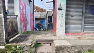 Harta karun pertama yang saya temukan! Menyembul di antara tanah di sebelah kiri jalan, membuktikan sejarah menolak terkubur. (Sumber: Pribadi | Foto: Pribadi)