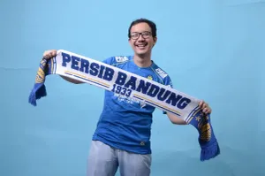 Dimas Kurnia Hidayat, kolektor memorabilia Persib Bandung. (Sumber: Istimewa)
