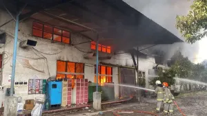 Ilustrasi kebakaran pabrik di daerah Cipadung, Kota Bandung. (Sumber: Ayobandung.com | Foto: Fira Nursyabani)