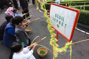 Permainan tradisional Sunda di halaman Gedung Pakuan. (Sumber: Ayobandung.com | Foto: Irfan Al-Faritsi)