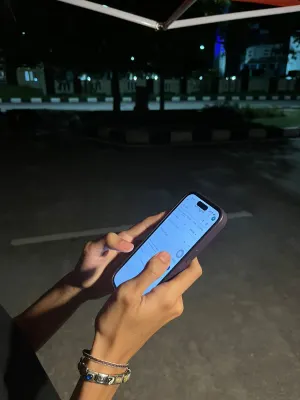 Ilustrasi penggunaan smartphone yang mencerminkan meningkatnya kebutuhan masyarakat terhadap perangkat mobile dengan teknologi terkini. 23/06/2026 (Sumber: Muhammad Aswan Hilman | Foto: Muhammad Aswan Hilman)