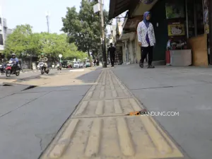 Warga berjalan di trotoar kawasan Jalan Ahmad Yani, Cicadas, Kota Bandung, Kamis 4 Juni 2026. (Sumber: Ayobandung.com | Foto: Irfan Al-Faritsi)