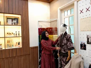 Nurdini Prihastiti, founder sekaligus pemilik Dama Kara di Jalan Gandapura, Kota Bandung, (23/6/2026). (Sumber: Ayobandung.id | Foto: Aris Abdulsalam)