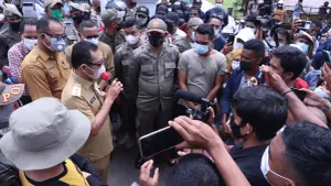 Pejabat bicara dengan pendemo (Sumber: malukuprov.go.id)