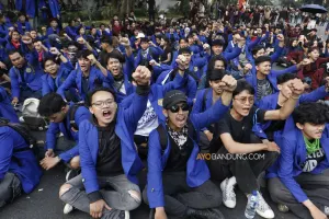 Unjuk rasa mahasiswa dari berbagai perguruan tinggi di Bandung Raya. (Sumber: Ayobandung.com | Foto: Irfan Al-Faritsi)