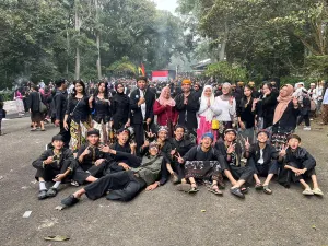 Saya (penulis) bersama kawan-kawan pecinta budaya Lembang dalam acara ngertakeun bumi lamba 2026. (Sumber: Dokumentasi Penulis | Foto: Malia Nur Alifa)