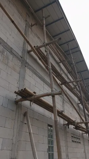 Sebuah pembangunan gedung sarana warga sudah tidak memakai asbes sebagai atap (Foto: Abah Omtris)