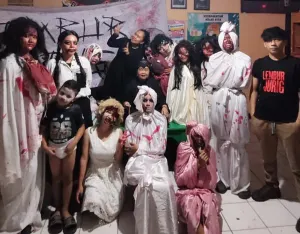 Karang Taruna Maleer berpose sebelum beraksi menakut-nakuti warga dalam wahana Lembur Jurig. (Foto: Indra)
