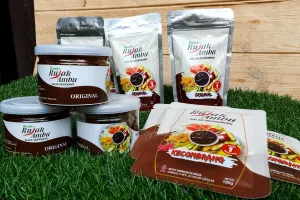 Bumbu Rujak Ambu dalam beragam varian produk dan kemasan, (25/6/2026). (Sumber: Ayobandung.id | Foto: Aris Abdulsalam)