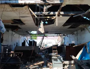 Apakah Bekas Barak yang Hampir Rubuh di dalam Kompleks Militer Yon Arhanud 3/Kelelawar ini layak disebut Cagar Budaya? (Sumber: Survei Lapangan 29 Juni 2026 | Foto: Garbi Cipta Perdana)