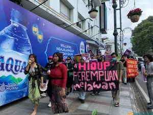 Aksi International Women’s Day (IWD) 2026 di Kota Bandung suarakan solidaritas lintas gerakan serta tuntutan penghentian kekerasan berbasis gender dan pemenuhan hak kesehatan reproduksi (Sumber: ayobandung.id | Foto: Halwa Raudhatul)