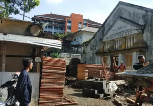 Indra Wijaya, S.E. sedang melaukan pengawasan kegiatan revitalisasi Gereja S. Albanus pada 6 Maret 2024. (Sumber: Dokumentasi Penulis | Foto: Garbi Cipta Perdana)