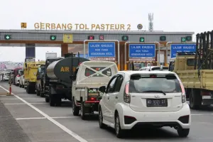 Antrean kendaraan mengular di Gerbang Tol Pasteur 2 pada musim libur Lebaran 2026. (Foto: Dok. PT. Jasa Marga (Persero) Tbk)