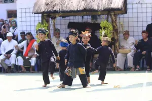 Masyarakat Adat Kampung Cireundeu Kota Cimahi saat menggelar Tradisi Tutup Taun 1957 dan Ngemban Taun 1 Sura 1958, Sabtu 3 Agustus 2024. (Sumber: Ayobandung.com | Foto: Irfan Al-Faritsi)