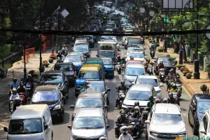 Kemacetan mengular di kawasan Dago, Kota Bandung, menjadi potret keseharian yang kian akrab bagi warga. (Sumber: ayobandung.id | Foto: Irfan Al Faritsi)