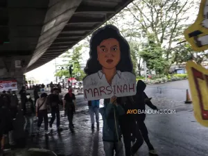 Aksi Hari Buruh di Dago Diwarnai Pembakaran Water Barrier (Sumber: ayobandung.com | Foto: Irfan Al-Faritsi)