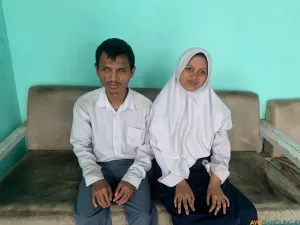 Fathur Rohman M. Farel dan Aulia Ramadhani, siswa SLB ABCD Caringin, menjalani proses belajar dengan cara masing-masing. (Sumber: ayobandung.id | Foto: Halwa Raudhatul)