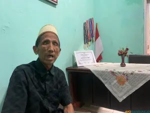 Tatang, pendiri SLB ABCD Caringin, mendedikasikan hidupnya untuk membuka akses pendidikan bagi anak-anak difabel di Kota Bandung. (Sumber: ayobandung.id | Foto: Halwa Raudhatul)